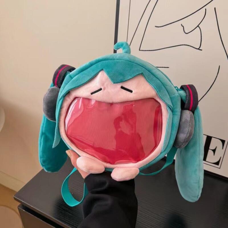 和風初音ミクぬいぐるみクロスボディバッグ漫画大容量ぬいぐるみ - Anime Merchandise Bag のレビューと価格